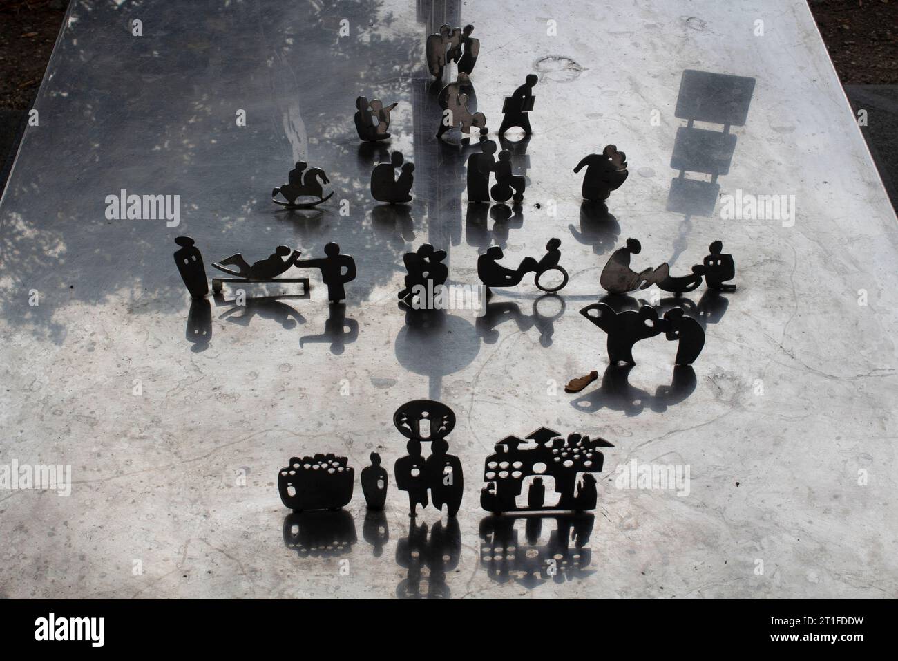 Kleine Figuren auf dem Grab des Friedhofs Fabrice Tam Montparnasse - Cimetière du Montparnasse 14. Arrondissement Paris Montparnasse Paris Frankreich Stockfoto