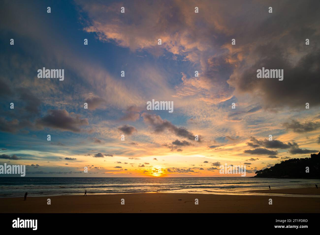Machen Sie romantische rosa Himmel bei Sonnenuntergang über dem Ozean. Sonnenuntergang mit hellen roten Lichtstrahlen und anderen atmosphärischen Effekten. Farbenfrohe Wolke in hellem Himmel. Himmel Stockfoto