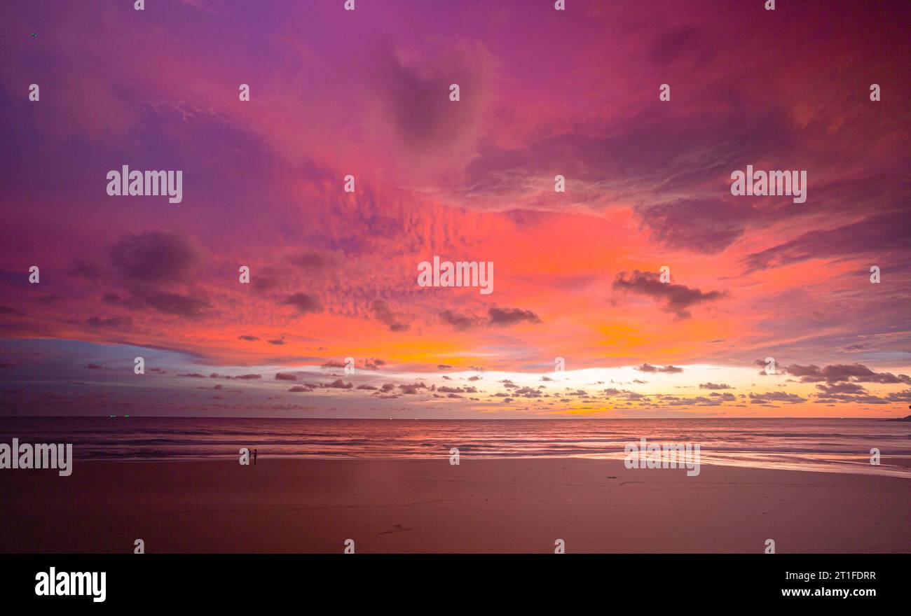 Machen Sie romantische rosa Himmel bei Sonnenuntergang über dem Ozean. Sonnenuntergang mit hellen roten Lichtstrahlen und anderen atmosphärischen Effekten. Farbenfrohe Wolke in hellem Himmel. Himmel Stockfoto