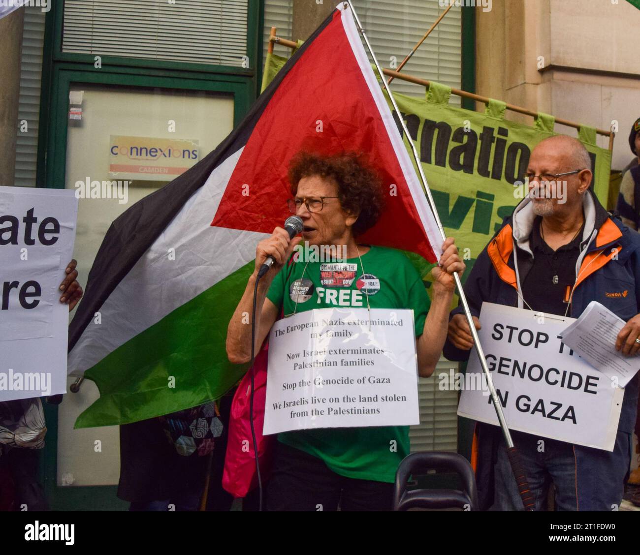 London, England, Großbritannien. Oktober 2023. Pro-palästinensische Demonstranten versammeln sich vor den Büros des Parteiführers Keir Starmer im Crowndale Centre in Camden, als Reaktion auf seine Unterstützung Israels, während der Krieg zwischen Israel und der Hamas andauert. (Kreditbild: © Vuk Valcic/ZUMA Press Wire) NUR REDAKTIONELLE VERWENDUNG! Nicht für kommerzielle ZWECKE! Stockfoto