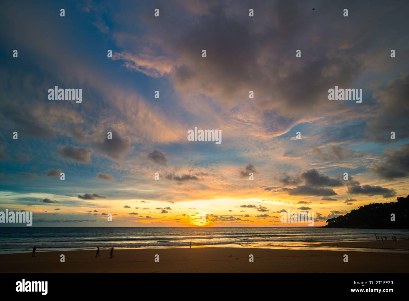 Machen Sie romantische rosa Himmel bei Sonnenuntergang über dem Ozean. Sonnenuntergang mit hellen roten Lichtstrahlen und anderen atmosphärischen Effekten. Farbenfrohe Wolke in hellem Himmel. Himmel Stockfoto