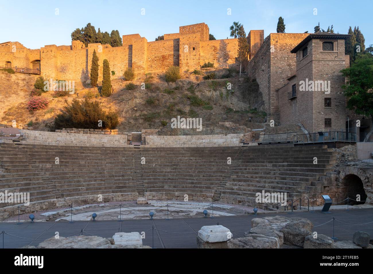 Die Festung Alcazaba in Malaga wurde während der Herrschaft des arabischen Königreichs Al-Andalus errichtet. Das römische Theater ist das älteste Denkmal in Malaga. Stockfoto