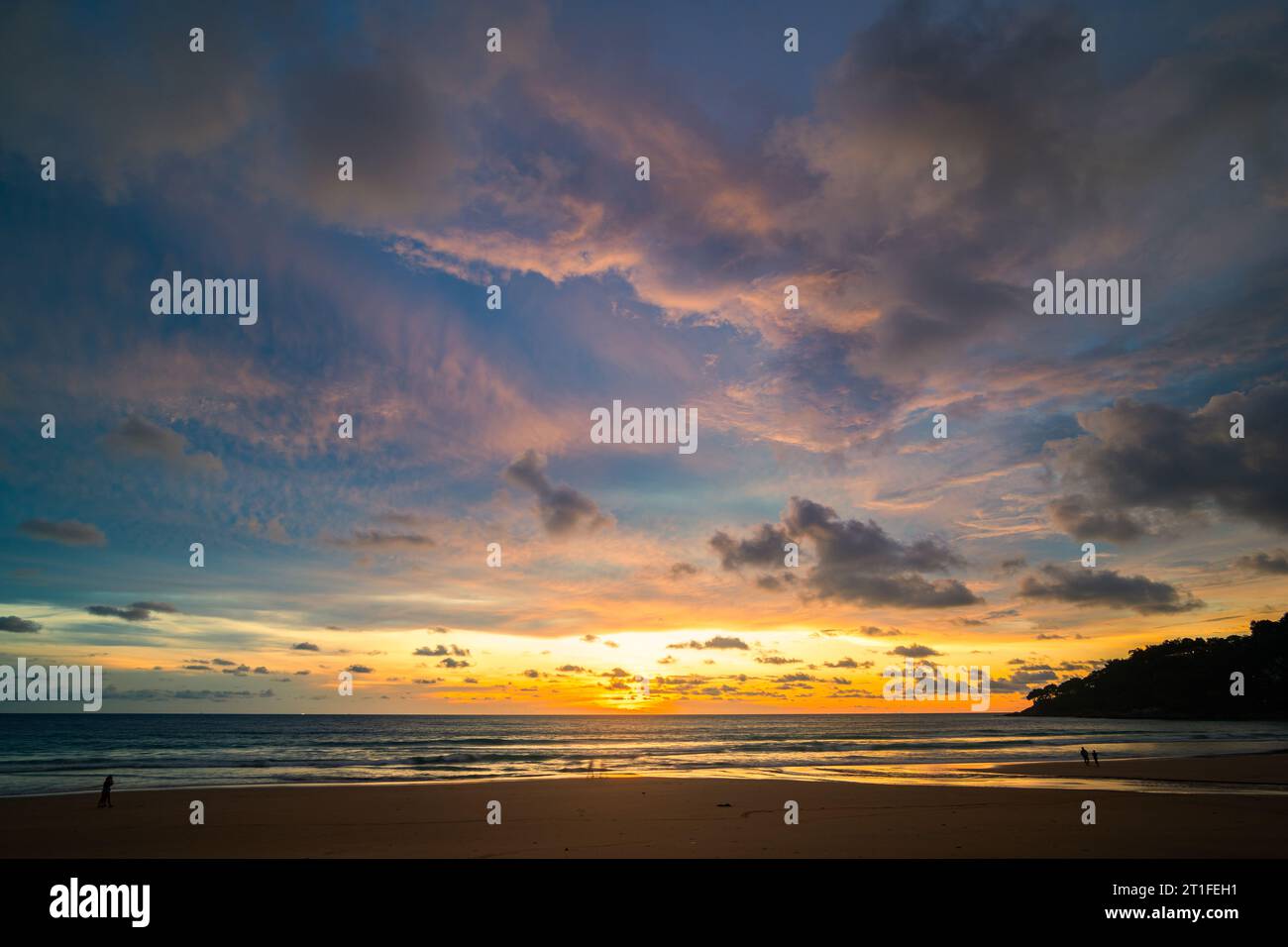 Machen Sie romantische rosa Himmel bei Sonnenuntergang über dem Ozean. Sonnenuntergang mit hellen roten Lichtstrahlen und anderen atmosphärischen Effekten. Farbenfrohe Wolke in hellem Himmel. Himmel Stockfoto