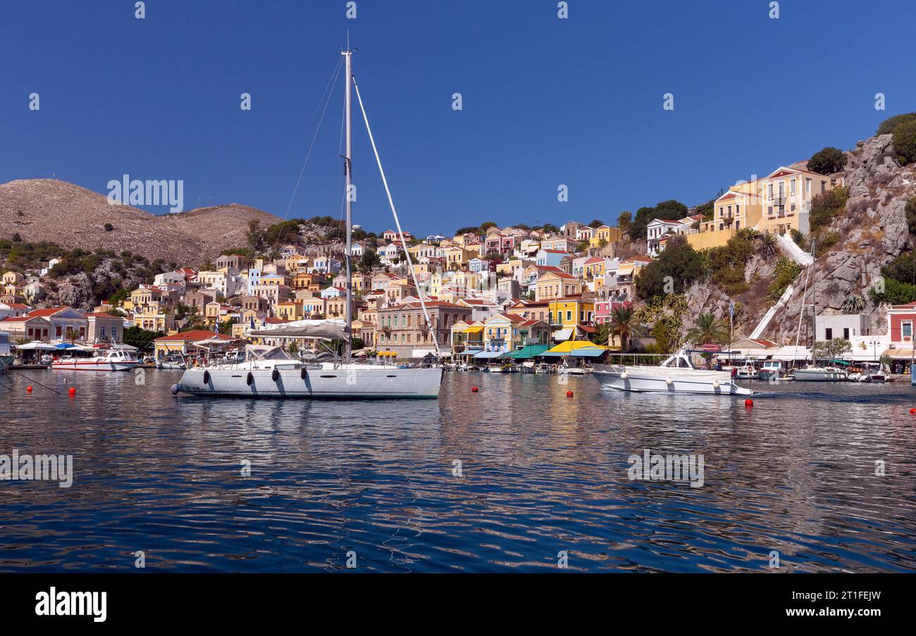 Weiße Vergnügungsyacht in der Bucht der Insel Symi an einem hellen sonnigen Tag. Simi. Griechenland. Stockfoto