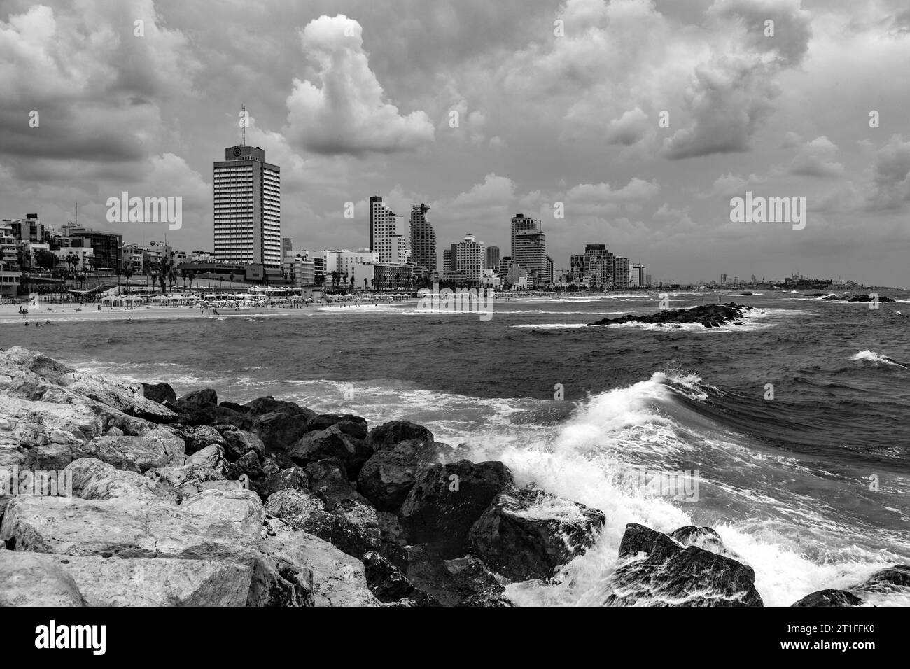 Tel Aviv, Israel - 2. Oktober 2023 - Panoramablick auf das Meer vom Strand von Tel Aviv. Die gewellte Mittelmeerküste an einem windigen und bewölkten Tag. Stockfoto