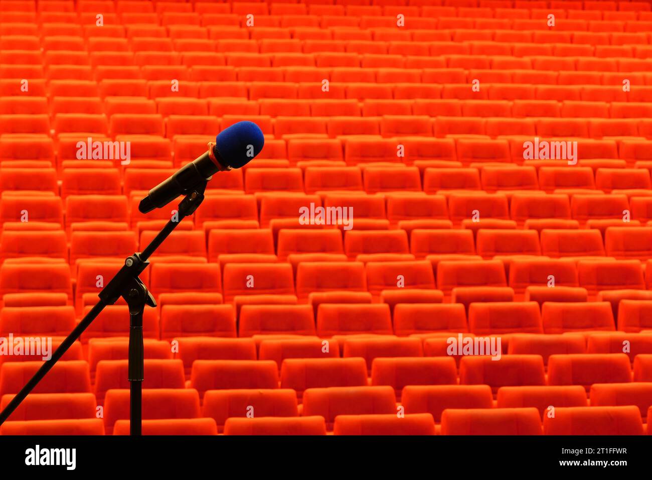Mikrofon vor einem leeren Auditorium Stockfoto
