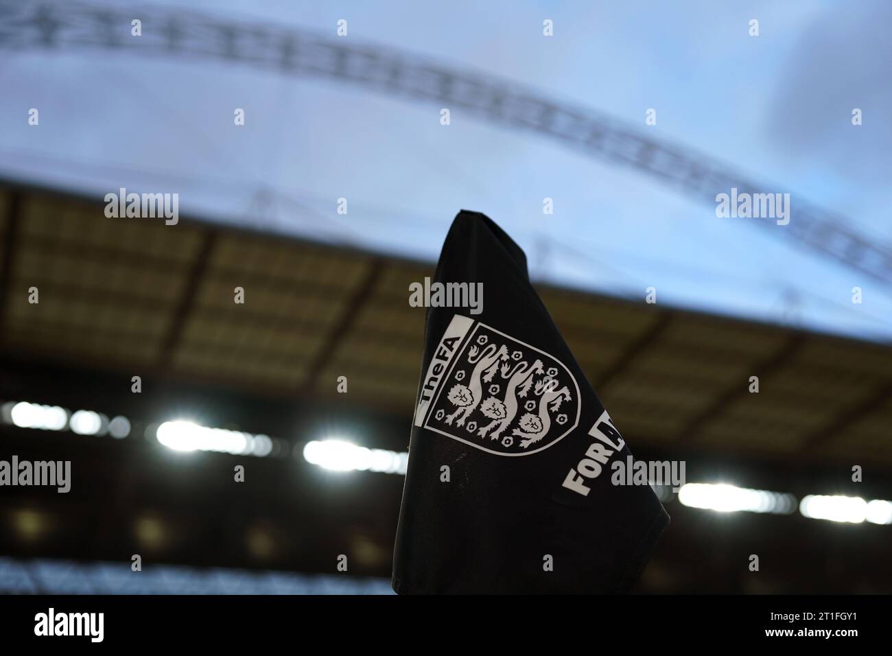 Ein englisches FA-Abzeichen auf einer Eckfahne vor dem Wembley Arch vor dem internationalen Freundschaftsspiel im Wembley Stadium, London. Die Entscheidung des Fußballverbandes, den Wembley Arch nicht anzuzünden, um Israel Respekt zu erweisen, wurde von dem unabhängigen Berater der Regierung für Antisemitismus als „überwältigend“ bezeichnet. Bilddatum: Freitag, 13. Oktober 2023. Stockfoto