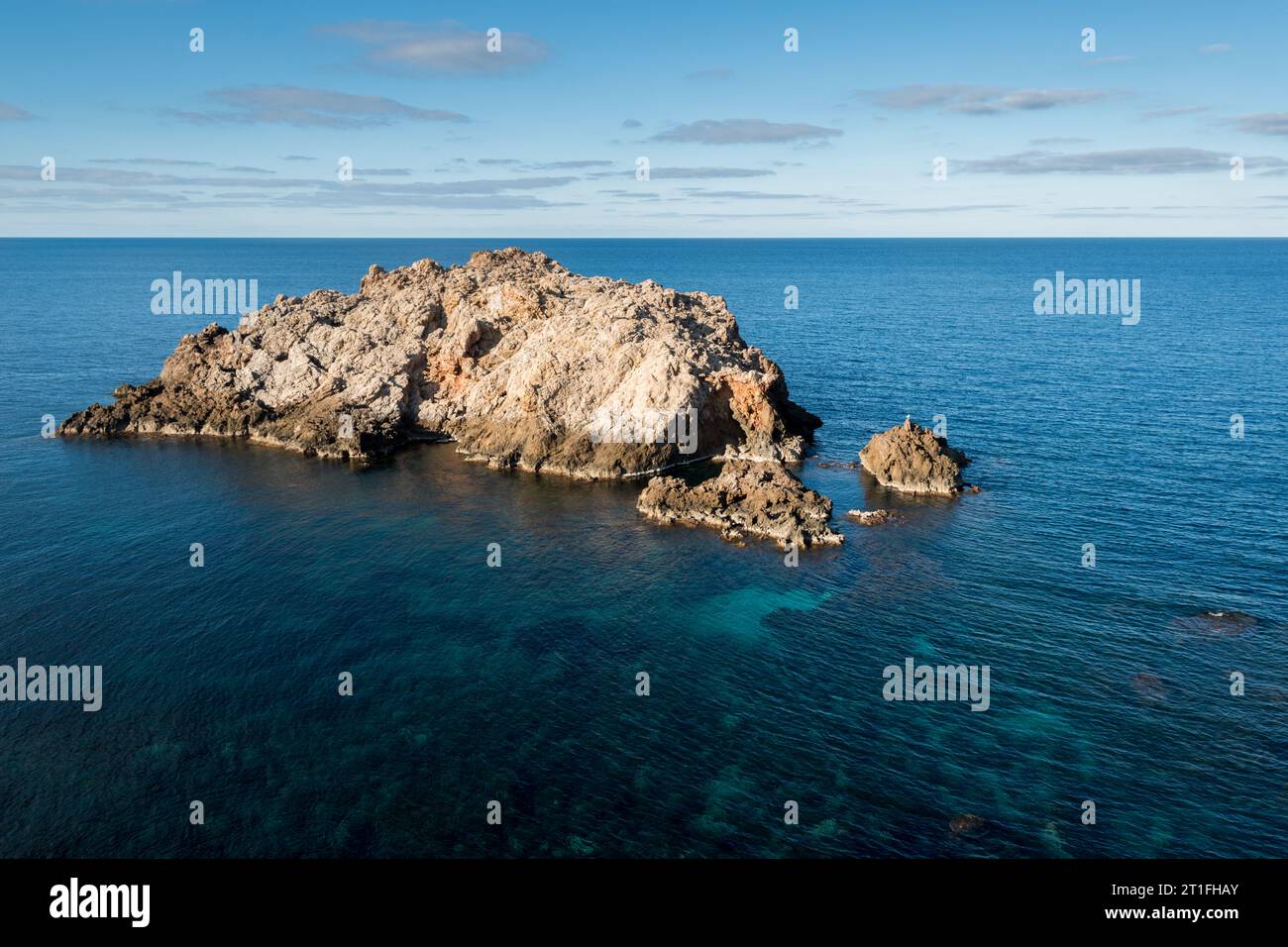 Felsige Insel vor menorcas Küste, balearen Inseln, spanien Stockfoto