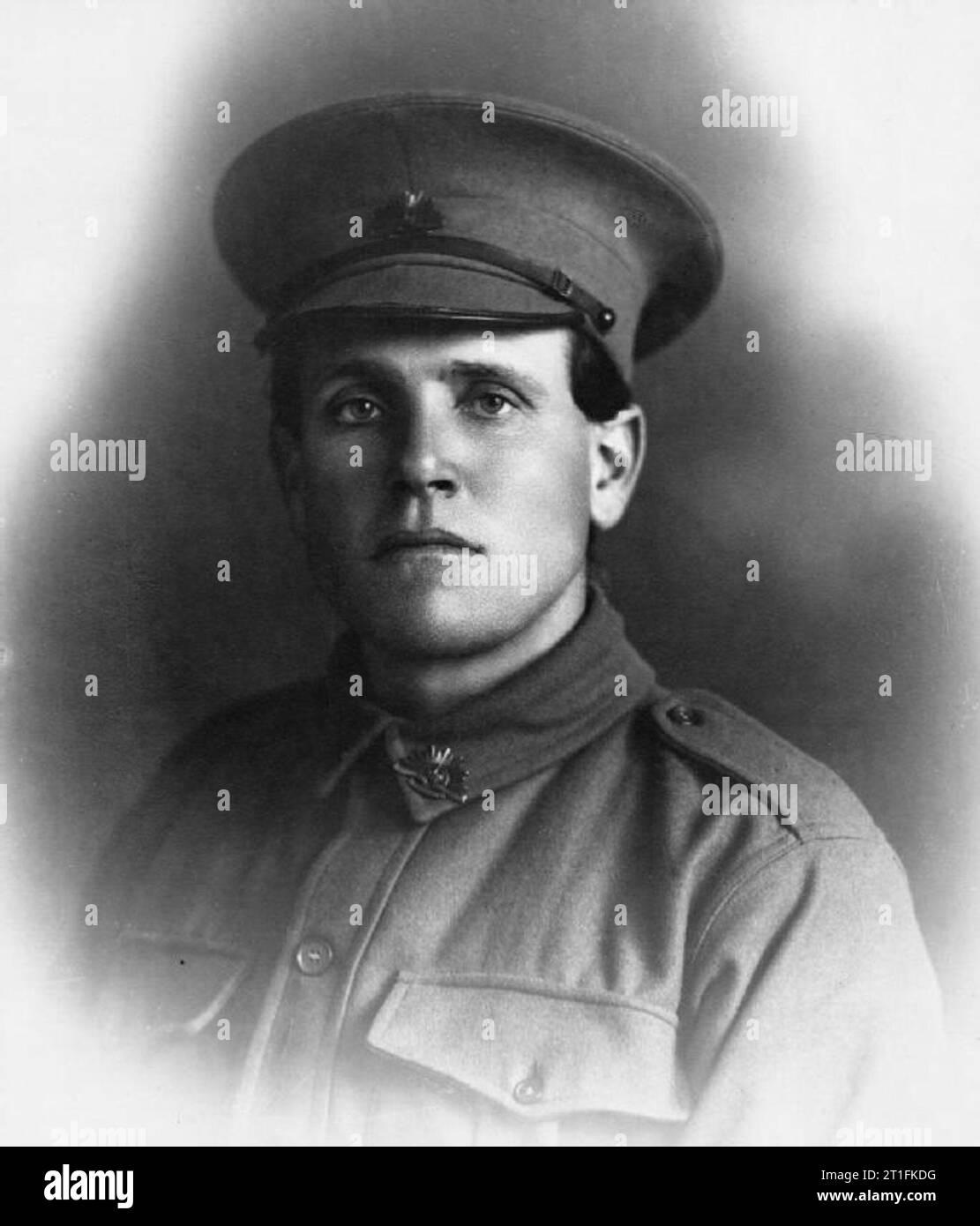 27 Bataillon, 7 Brigade, australischer Unteroffizier Arthur Thorn diente bei der C-Kompanie, 27 Bataillon, 7 Brigade, Australian Imperial Force. Seine Dienstnummer war 2238. Er setzte am 20. September 1915 mit der vierten Verstärkung der Truppen von Australien aus in Segel und erreichte Frankreich am 18. April 1916. Er wurde am 5. August 1916 während der zweiten Schlacht von Pozières verwundet und verbrachte drei Wochen im Krankenhaus Etaples, bevor er wieder zu seiner Einheit kam. Er wurde am 5. November 1916 im Alter von 30 Jahren als vermisst gemeldet. Es wurde berichtet, dass er mit anderen in einem deutschen Graben schwer verletzt worden war und angenommen hatte, dass er es auch sei Stockfoto