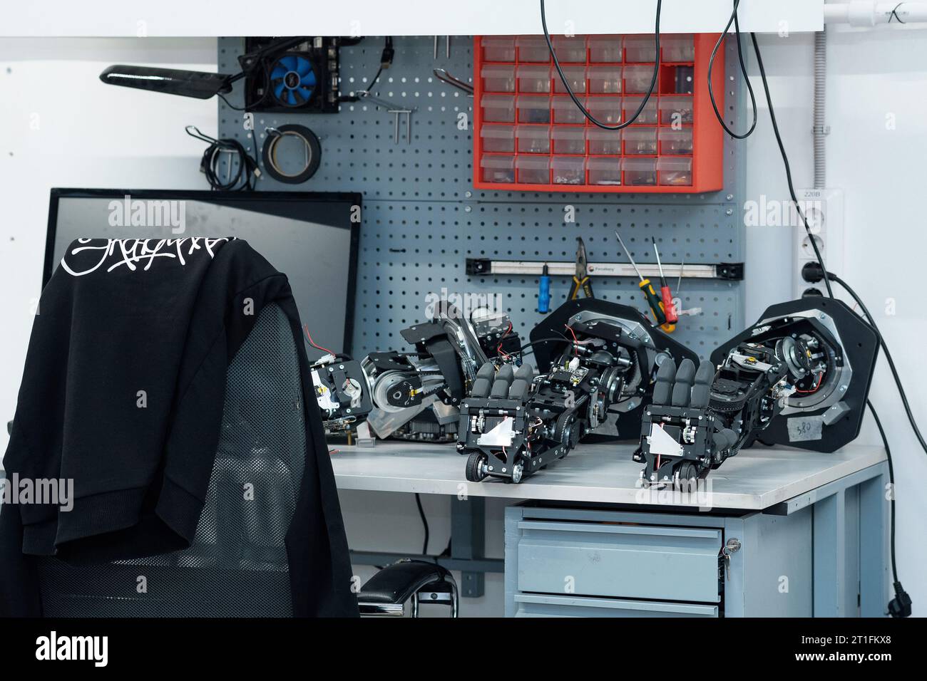 Perm, Russland - 13. Juli 2023: Arbeitsplatz eines humanoiden Roboters mit halbmontierten Manipulatoren auf dem Tisch Stockfoto