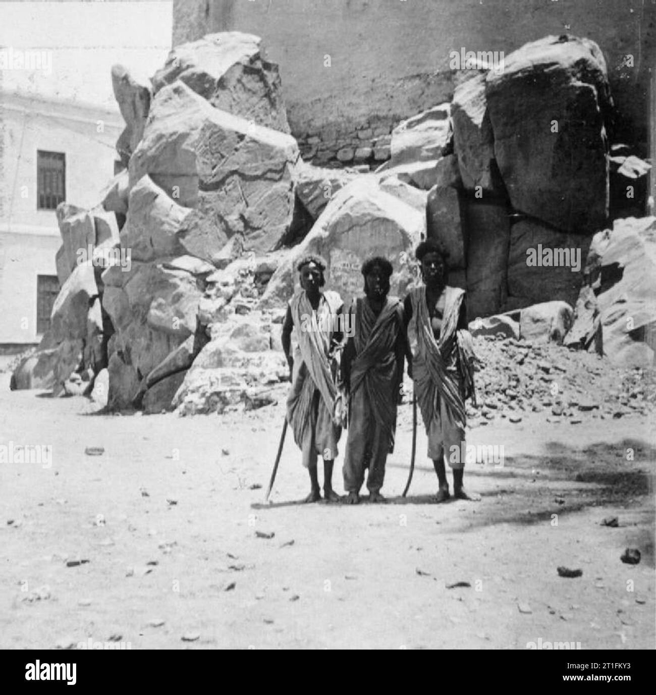Allgemeine Kitchener und der anglo-ägyptischen Nil Kampagne, 1898 eine Gruppe von drei Bisharin Araber möglicherweise bei Assuan, Ägypten. Die Bisharin waren Bauern, die in der Atbai Bereich zwischen dem Nil und dem Roten Meer gelebt. Sie waren ein sunnitischer Moslem Stamm der Beja nomadischen ethnische Gruppe, die im östlichen Teil der Nubischen Wüste im Sudan entstanden. Stockfoto