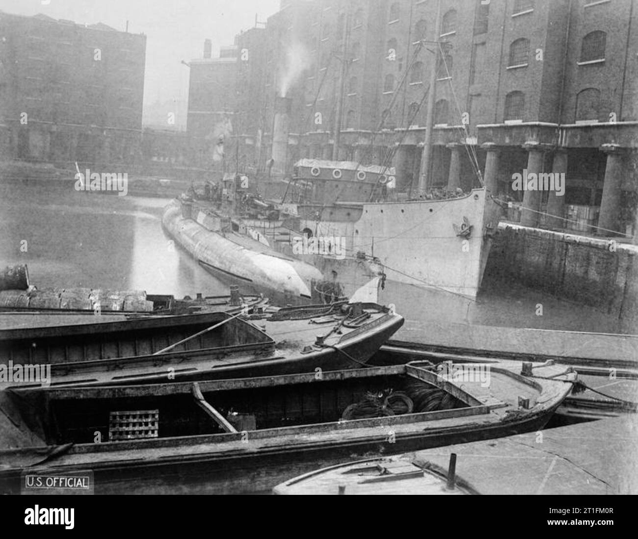 Übergaben deutsche U-Boot in London, 1918 Deutsche U - Boot 155 verzichtet auf die Britische, neben der britischen Geheimnis Schiff Küste von Suffolk im St Katherine's Dock, London liegen. Stockfoto