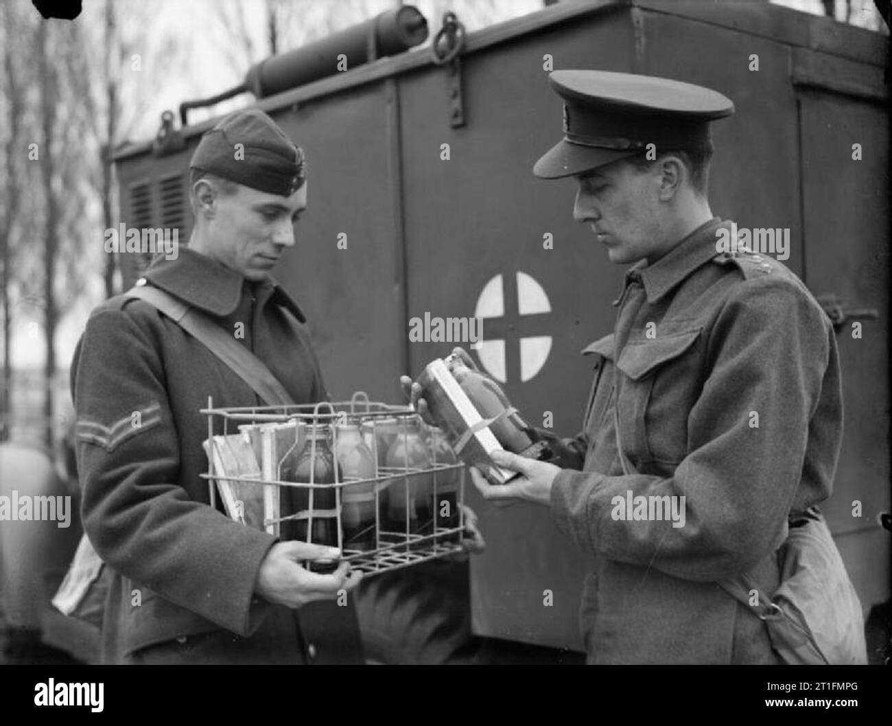 British Medical Services im Zweiten Weltkrieg Armee Bluttransfusion Service: Gekühltes Blut versorgt, zu einer Unfallversicherung Clearing Station (CCS) in Frankreich im Januar 1940. Feld Transfusion Einheiten (FTU) arbeitete mit Unfallversicherung Räumung der Stationen und Field Dressing Stationen (FDS) und wurden von einer Zentralbank, die Blut von Spendern gesammelt. Stockfoto
