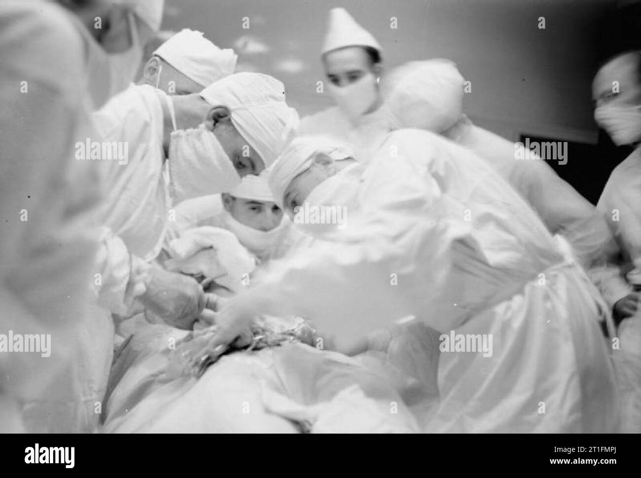 British Medical Services im Zweiten Weltkrieg Medizin auf See: Chirurgie in Arbeit an Bord der HMS Renommee. Marine Thomas Quinn, von Glasgow auf erfolgreich für Blinddarmentzündung betrieben. Stockfoto