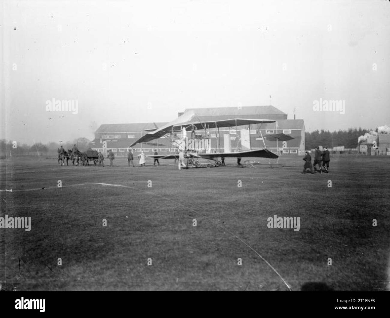 Luftfahrt in Großbritannien vor dem Ersten Weltkrieg Cody Flugzeuge mark IB nach einem Crash von Cody erholt und Gruppe von Armeeangehörigen mit Pferd und Wagen. Die Schäden an den Aufzug, Flügel und Unterwagen ist deutlich zu sehen. Der Ballon ist im Hintergrund. Cody entkam dieser Absturz unverletzt, abgesehen von einem Schnitt auf seinem Gesicht. Es wurde von der vorderen Höhenruder und Seitenruder spieren Aufschnappen aufgrund übermäßiger Kraft an Sie gestellt werden, wenn Cody versucht, eine Wende in den Flugzeugen zu machen. Diese Version des Mark IB hat nicht die zusätzliche Aufzüge, neben den wichtigsten zentralen El ausgestattet Stockfoto