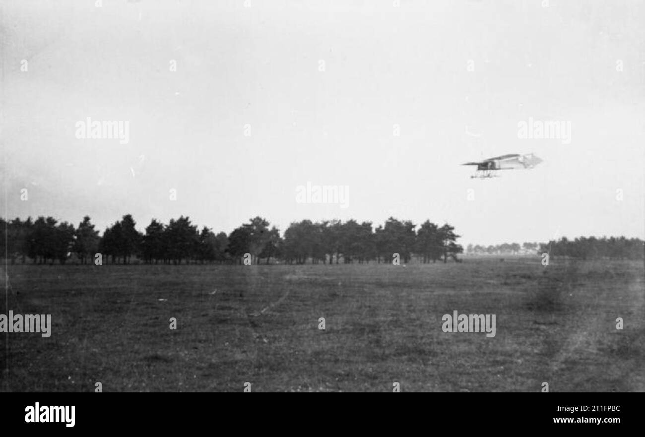 Luftfahrt in Großbritannien vor dem Ersten Weltkrieg Cody Flugzeuge Mark IV Eindecker in der Mitte im Flug und möglicherweise auf schlichten Laffan zu landen. Cody gebaut Dieses Flugzeug ist speziell für die 1912 military trials. Diese Single Motor Traktor Design, unterscheiden sich grundlegend von seinem Vorgänger wesentlich schneller und wendiger als das Flugzeug, bevor er gebaut hatte, obwohl der Grund hierfür lag zum einen in der Stärkeren Austro-Daimler Engine, die von der Markierung, die iie Luftfahrzeug übertragen worden war. Beachten Sie die ungewöhnliche Schwanz Anordnung mit TWIN-Aufzüge und Ruder. Der Cockp Stockfoto