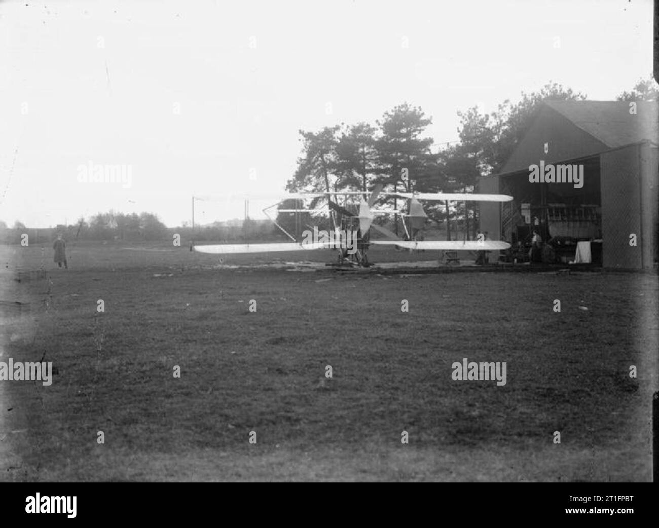 Luftfahrt in Großbritannien vor dem Ersten Weltkrieg eine gute Aussicht von Cody Flugzeuge Mark V außerhalb der auf Ebene der Laffan Schuppen. Die Tür ist offen enthüllt eine Frauen an der Front stand, ein Flügel auf der Seite der Halle hing, einige Arbeitstische und zwei Poster eine Karikatur von Cody vom Magazin Vanity Fair, die andere scheint eine Form der Werbung für die "Cody Flyer' werden. Eine Frau am Eingang der Halle stand. Hinweis Das Hufeisen über dem Eingang zur Halle. Cody war eine abergläubische Menschen, zum Beispiel, daß er nie an einem Sonntag fliegen würden, bzw. Projekte auf einem Freitag beginnen, vermied er die Nutzung der num Stockfoto