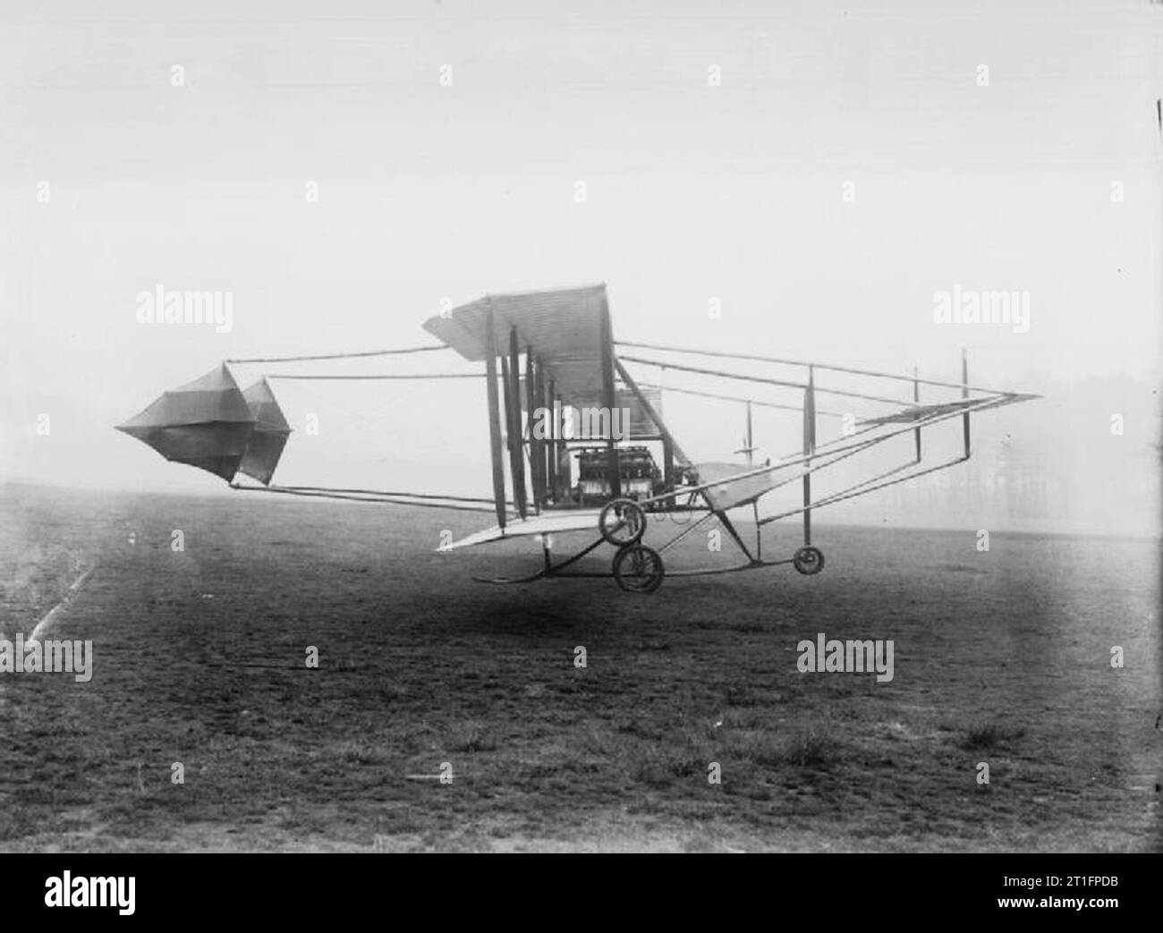 Luftfahrt in Großbritannien vor dem Ersten Weltkrieg Cody Flugzeuge Mark V auf den Boden. Beachten Sie, dass die Balance des Flugzeuges bedeutet, dass es auf dem Bock hinter den Unterwagen nicht das kleine Rad vor ruht. Das Foto zeigt auch die ungleiche Art des Bodens, aus denen Cody in der Regel aus flog. Mit der Hilfe seiner Familie und Freunden Cody die Marke in nur vier Wochen V hauptsächlich aus den Resten der mark III erbaut, nachdem das Flugzeug, dass er beabsichtigte, in die Erprobung gehen weg geschrieben wurden. Es wurde von der 120-PS-Motor, Austro-Daimler relativ unbeschädigt war ausgeschaltet Stockfoto