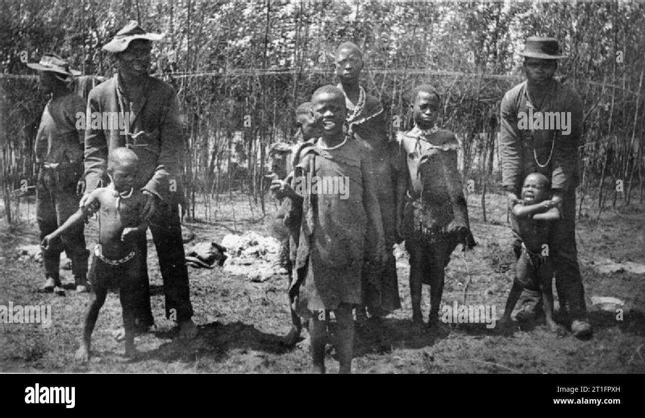 Die zweite Anglo - Burenkrieg, Südafrika 1899 - 1902 eine Gruppe von zivilen Afrikanische Männer, Frauen und Kinder posieren für die Kamera vor dem Hintergrund der Bäume. Stockfoto