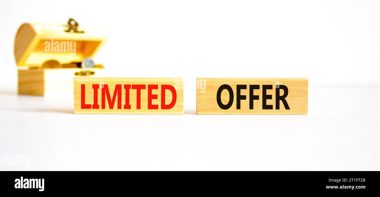 Symbol für begrenztes Angebot. Concept Words begrenztes Angebot für schönen Holzblock. Schöner weißer Tischhintergrund. Hölzerne Kastenmünzen. Unternehmensmarketing, Stockfoto