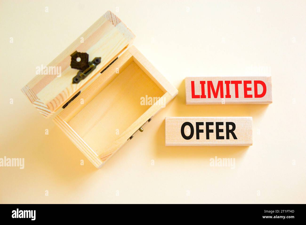 Symbol für begrenztes Angebot. Concept Words begrenztes Angebot für schönen Holzblock. Schöner weißer Tischhintergrund. Leere Holzkiste. Unternehmensmarketing, Stockfoto