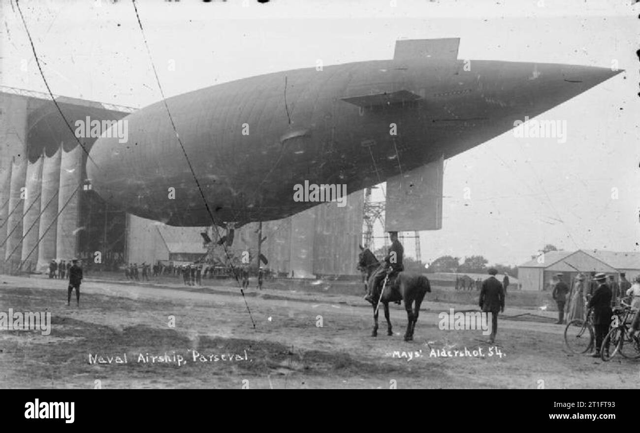 Luftfahrt in Großbritannien vor dem Ersten Weltkrieg Die naval Luftschiff Parseval Luftschiff in einer der Hallen, die von einer Gruppe von Armee und Marine Handler gezogen wird. Hinweis Was erscheinen temporäre Bildschirme neben dem Eingang zum luftschiff vergossen werden, dies könnte so sein, Wind verursachen Probleme bei der luftschiffe verlassen die Halle. Stockfoto