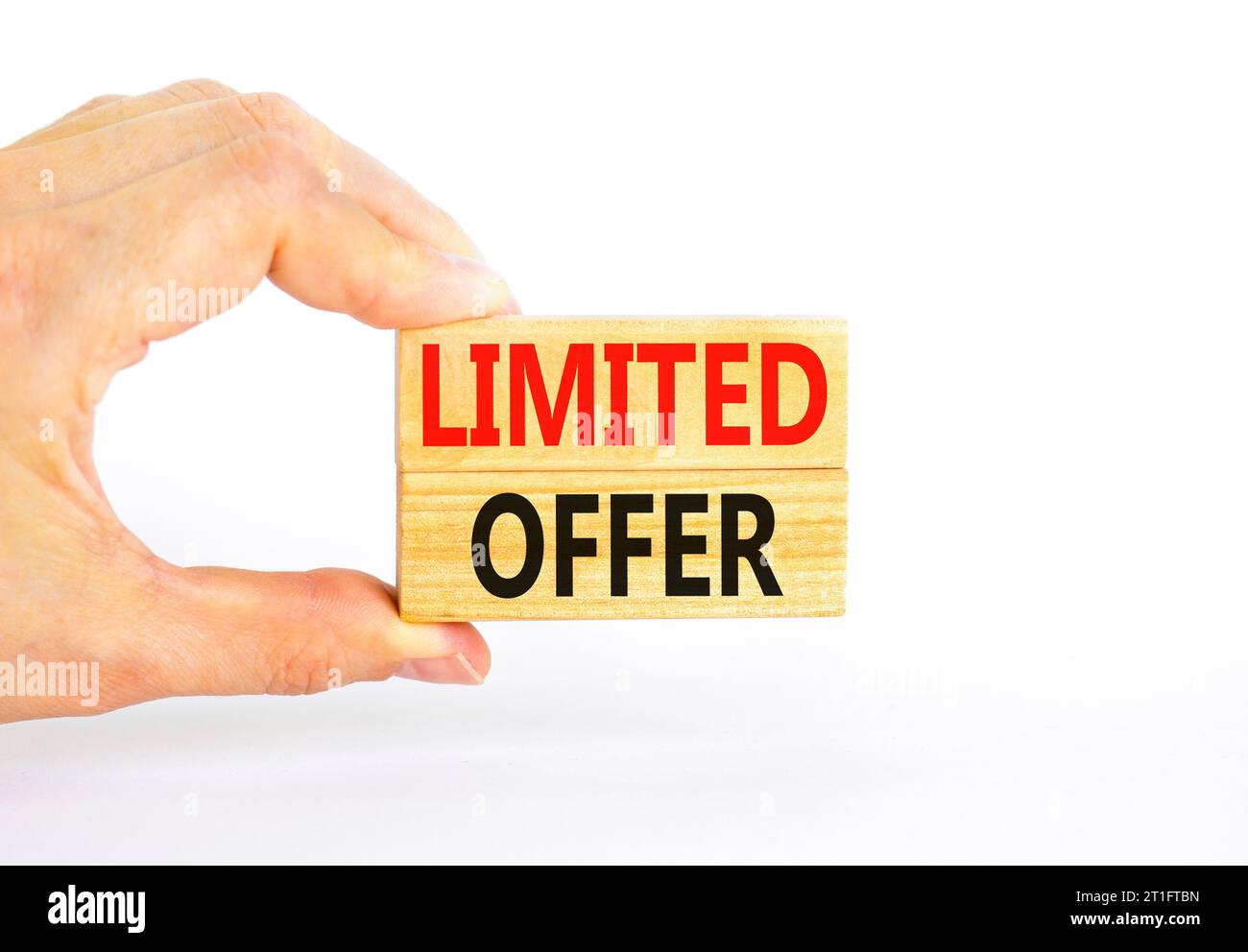 Symbol für begrenztes Angebot. Concept Words begrenztes Angebot für schönen Holzblock. Schöner weißer Tischhintergrund. Geschäftsmann Hand. Business Marketing, m Stockfoto