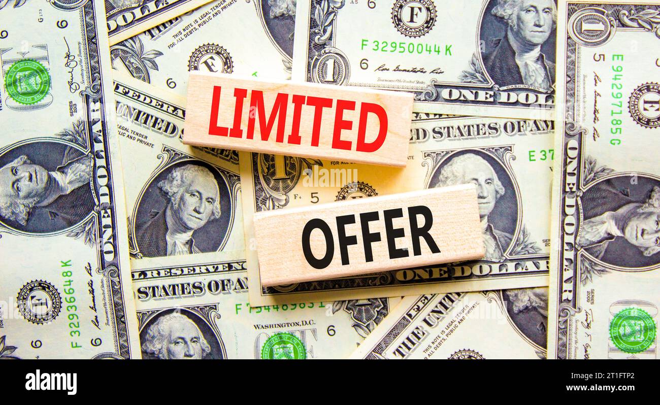 Symbol für begrenztes Angebot. Concept Words begrenztes Angebot für schönen Holzblock. Wunderschöner Hintergrund von Dollarscheine. Dollarscheine. Unternehmensmarketing, Stockfoto