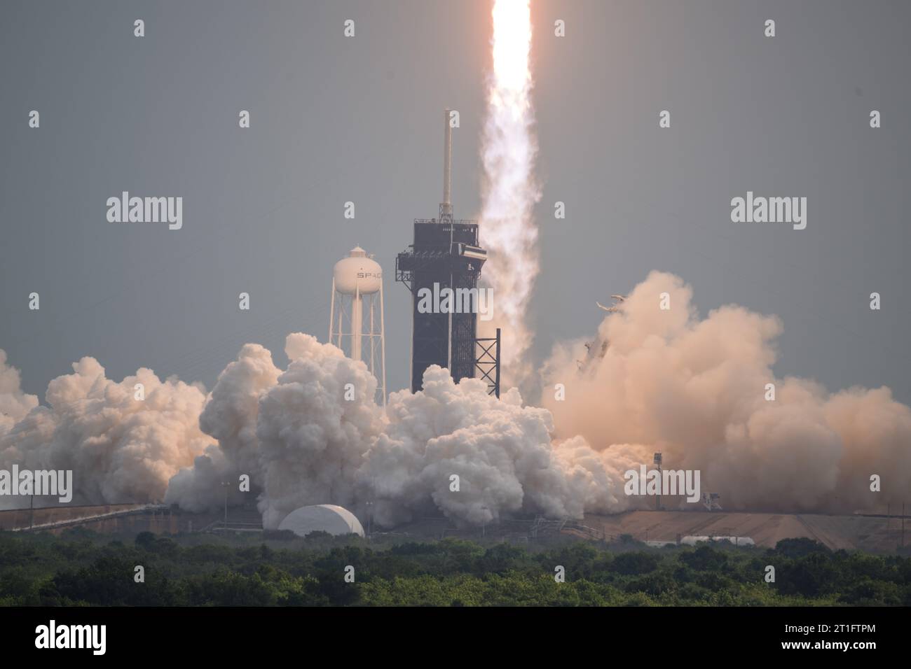 Cape Canaveral, Vereinigte Staaten von Amerika. 13. Oktober 2023. Eine SpaceX Falcon Heavy Rakete mit dem Psyche-Raumschiff an Bord explodiert am 13. Oktober 2023 auf dem Launch Complex 39A im Kennedy Space Center in Cape Canaveral, Florida. Die Rakete wird die NASA Psyche zu einem metallreichen Asteroiden transportieren, der die Sonne umkreist. Quelle: Aubrey Gemignani/NASA/Alamy Live News Stockfoto