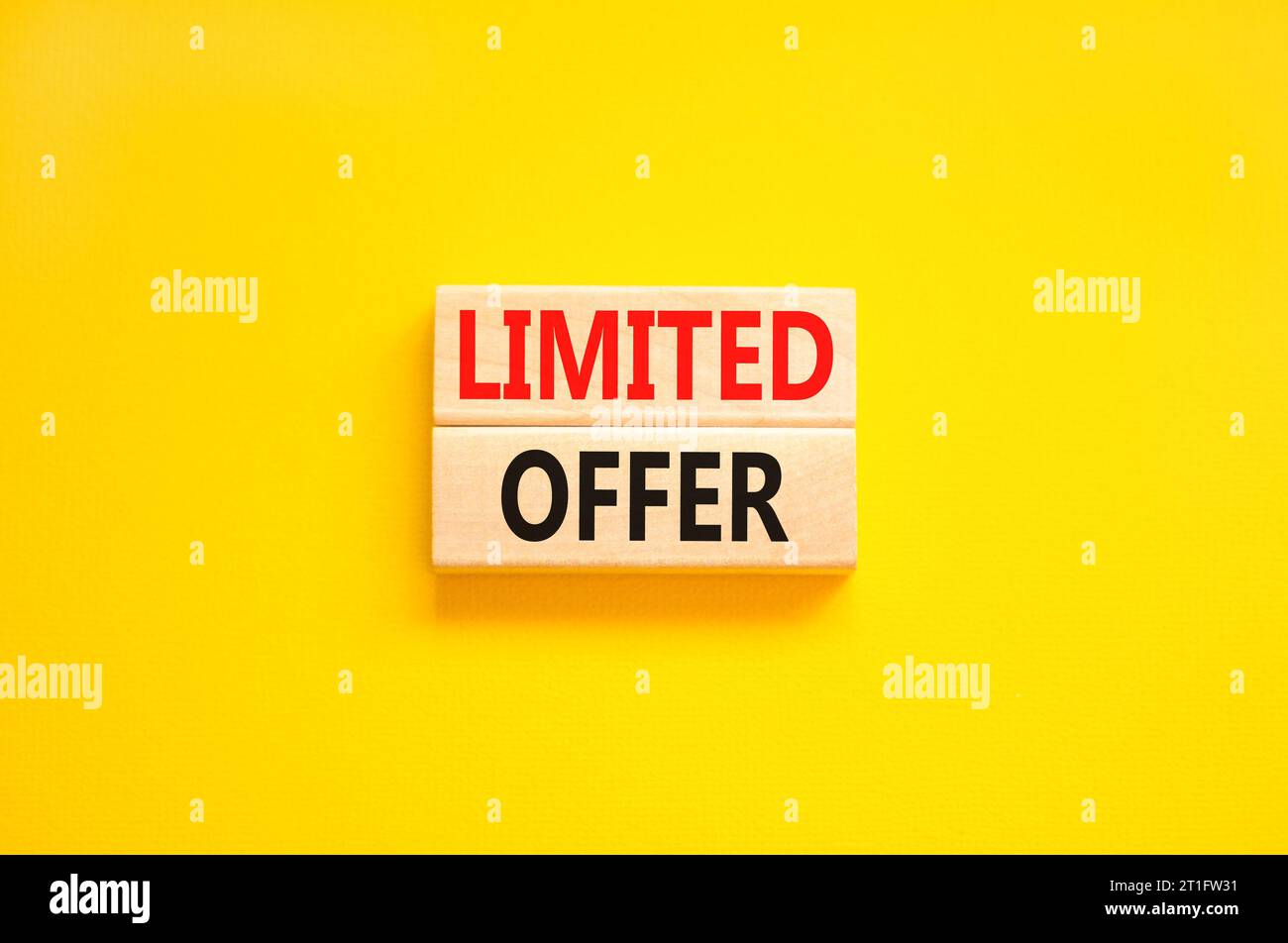 Symbol für begrenztes Angebot. Concept Words begrenztes Angebot für schönen Holzblock. Schöner gelber Tisch, gelber Hintergrund. Unternehmensmarketing, Motivationa Stockfoto