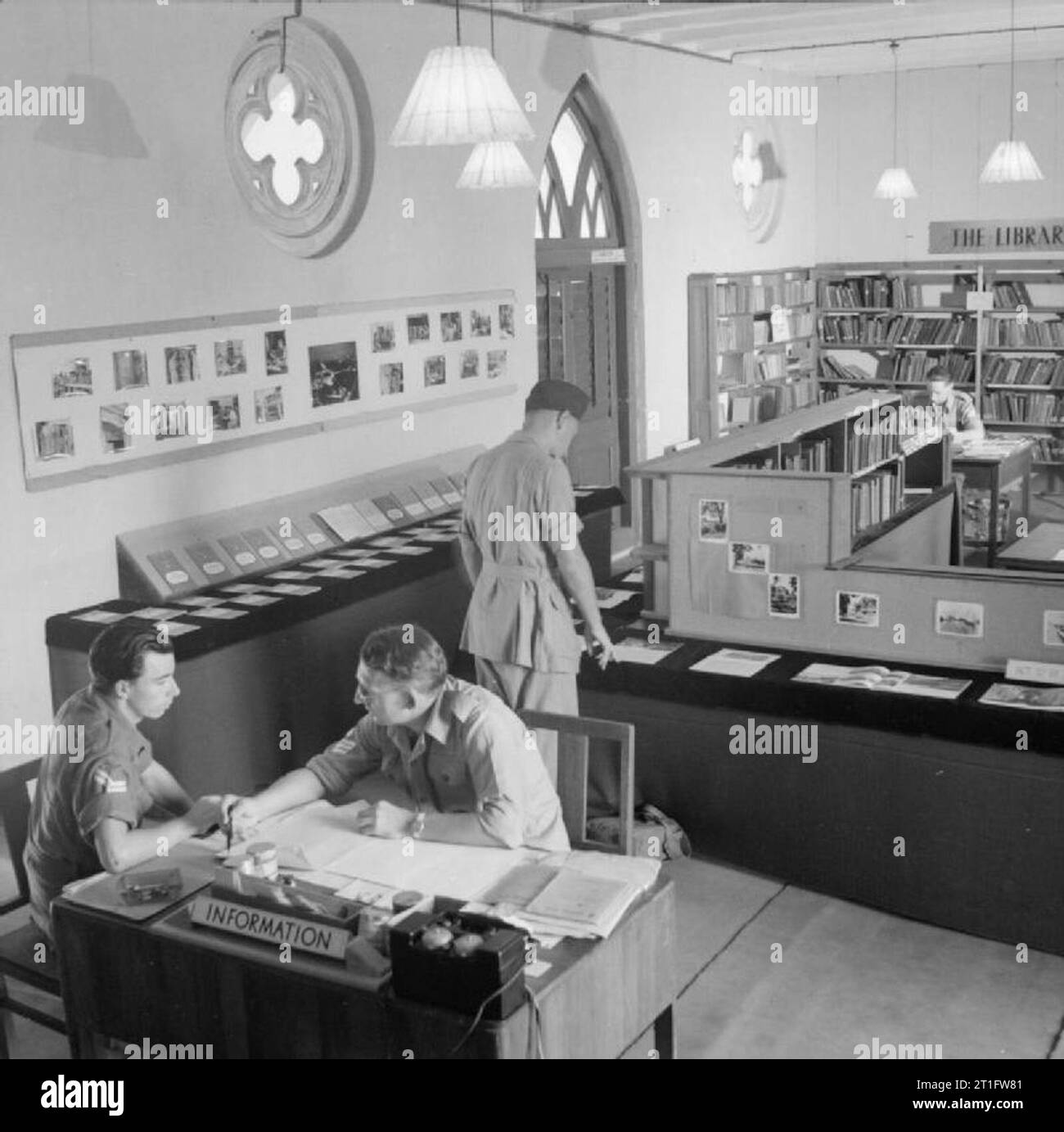 Personal des britischen Dienstes lernt neue Fähigkeiten für „civvy Street“ Besetzung der Informationsschalter in der Bibliothek des Army Education Centre in Singapur ist Staff Sergeant Martin, der sich mit einer Vielzahl von Fragen zu Kursen, Karrieren und Studenteneinrichtungen auseinandersetzt. Stockfoto