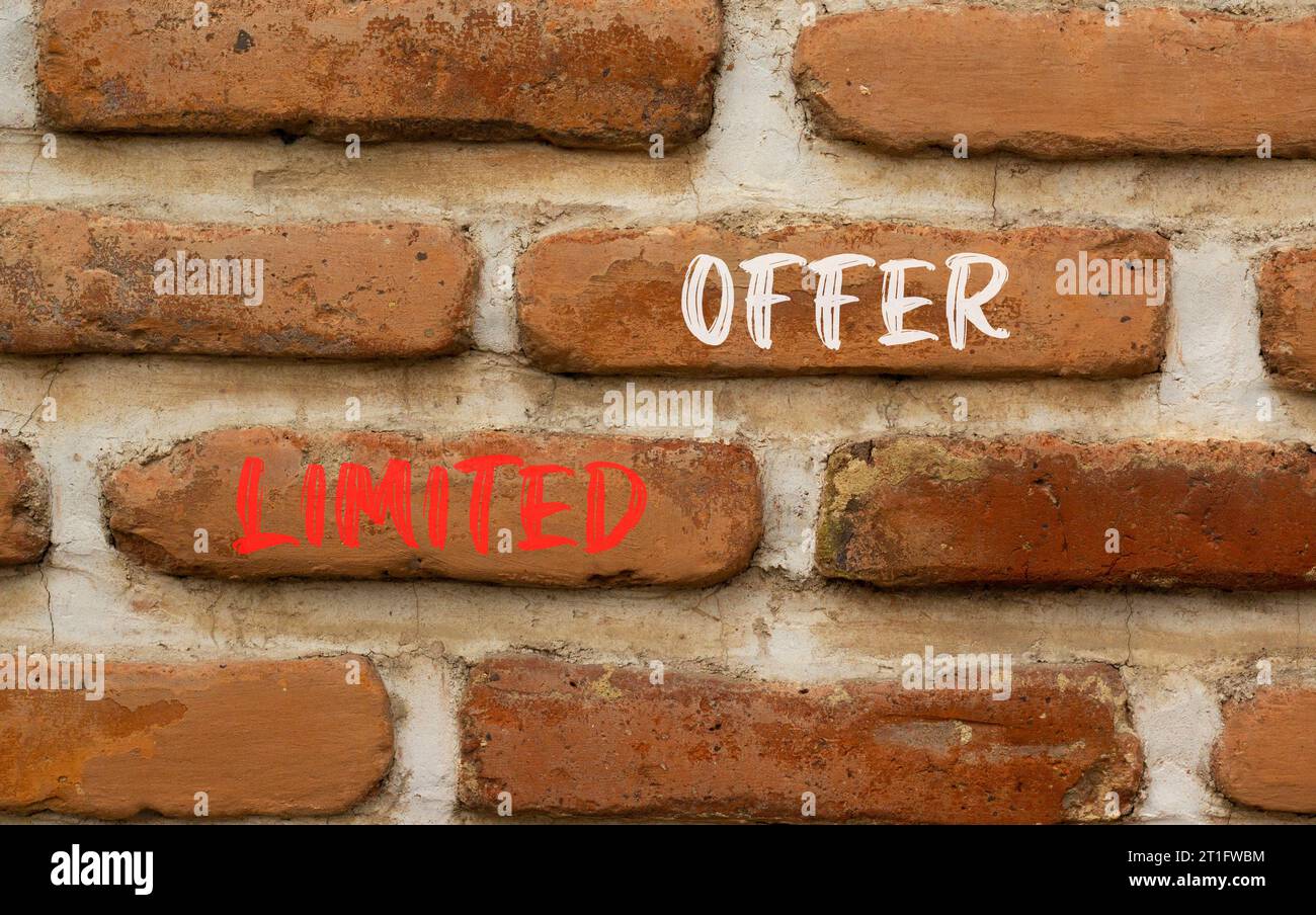 Symbol für begrenztes Angebot. Concept Words begrenztes Angebot für schöne braune Steine. Wunderschöner Backsteinmauerhintergrund. Wunderschöne Ziegelmauer. Unternehmensmarketing Stockfoto