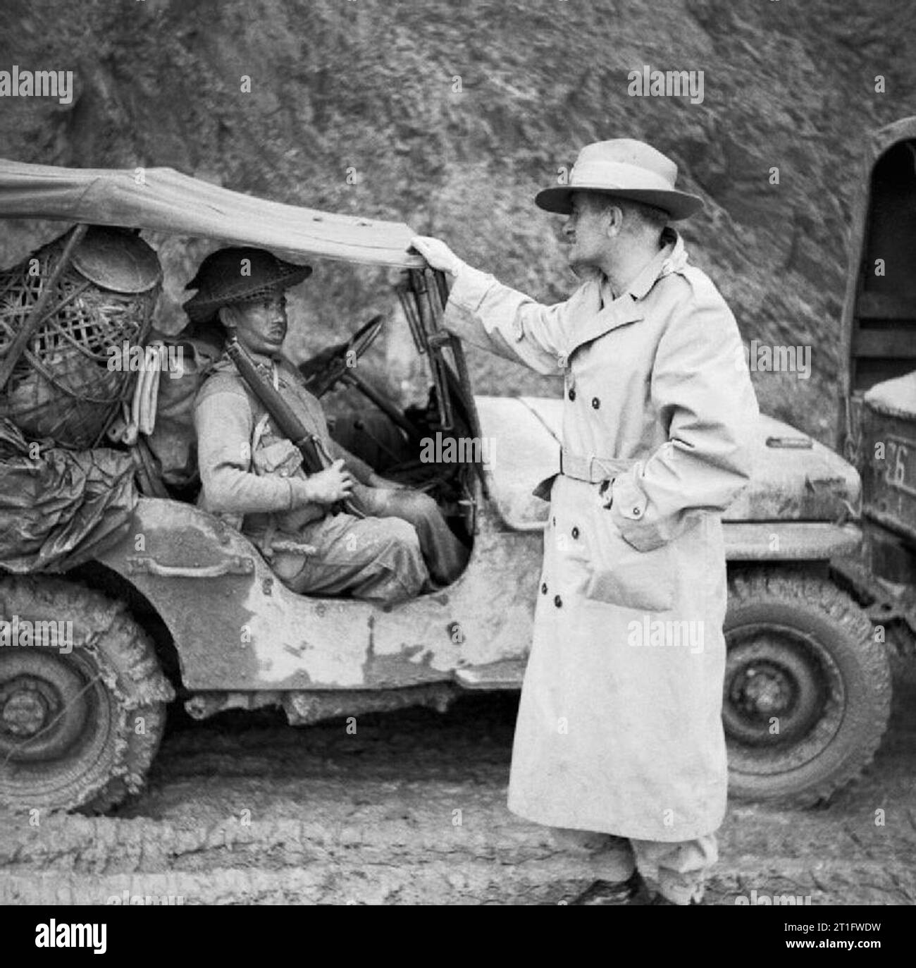 Generalleutnant Sir William Slim, Befehlen britischen Vierzehnten Armee in Birma, im Chat mit einem gurkha Rifleman, November 1944. Feldmarschall Sir William Slim (1891 - 1970): Schlank, 14. Armee Kommandant, im Chat mit einem gurkha Rifleman sitzen in einem Jeep, Palel, Burma. Stockfoto