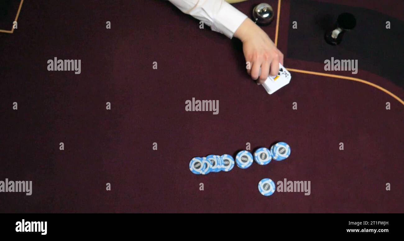 Karten in einem Kasino mit einem Mann im Hintergrund spielen, Nahaufnahme Karten in einem Kasino mit einem Mann im Hintergrund spielen, Nahaufnahme Stockfoto