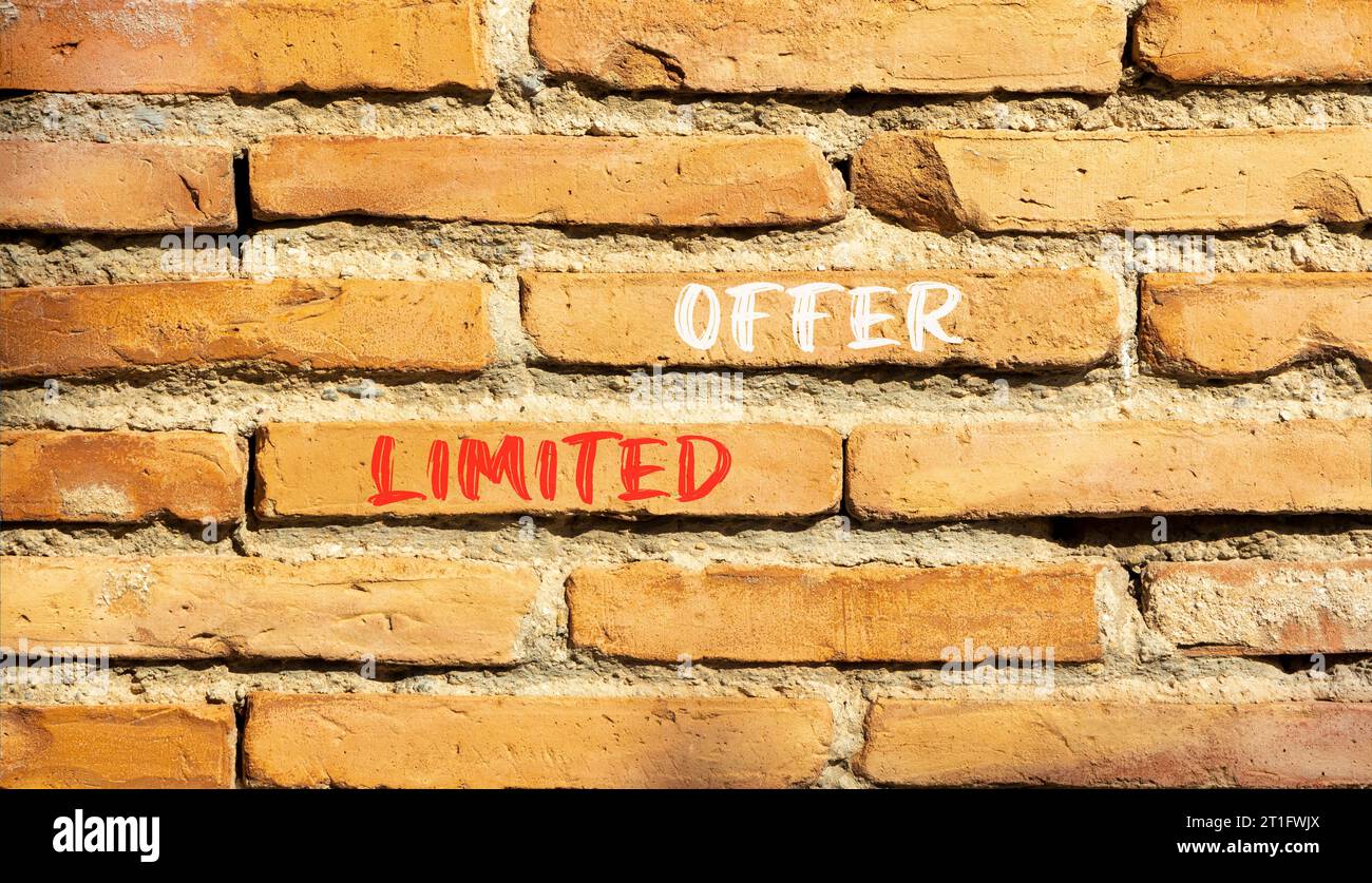 Symbol für begrenztes Angebot. Concept Words begrenztes Angebot für schöne braune Steine. Wunderschöner Backsteinmauerhintergrund. Wunderschöne Ziegelmauer. Unternehmensmarketing Stockfoto
