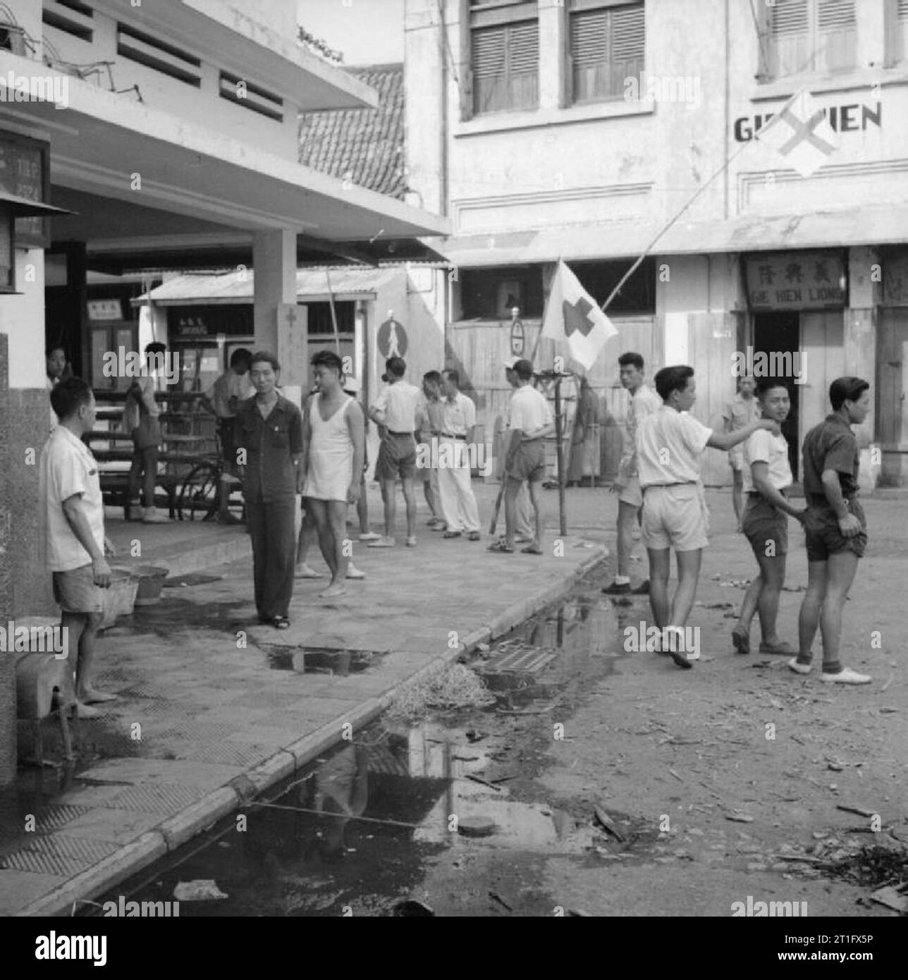 Die britische Besetzung von Java Mitglieder des chinesischen Roten Kreuzes in Surabaya (Soerabaja) bleiben bereit, alle Opfer der Kampfhandlungen zu sammeln. Stockfoto