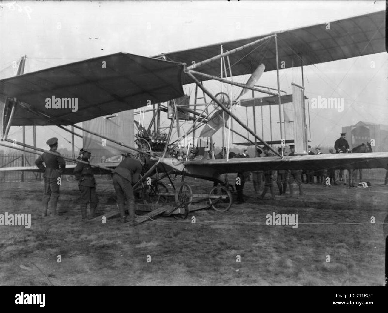 Luftfahrt in Großbritannien vor dem Ersten Weltkrieg eine klare Mittel- bis der Soldaten arbeiten an Cody Flugzeuge mark IA schließen. Dieses Flugzeug wurde das neu erstellte Version des ursprünglichen Flugzeuge, in denen Cody seinen ersten Flug. Der wichtigste Unterschied zwischen dieser und der Marke IA war die Ergänzung des Doppeldeckers schwanz Heben und Verschieben der vorderen Ruder hinter dem Aufzug. Besonders mit seinem früheren Flugzeuge Cody ständige Anpassung an die Anordnung der fliegenden Oberflächen, oft nach Abstürzen, um bessere Leistung und Handling zu bekommen. Diese Änderungen bedeuten, dass die Identifizierung spezifischer Sub-ma Stockfoto