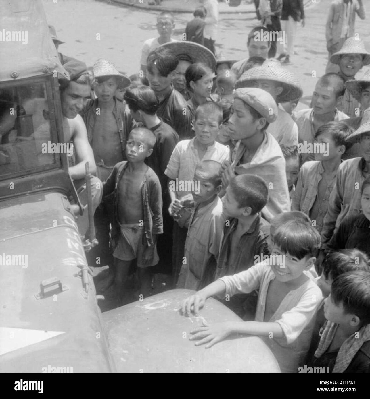 Die britische Wiederbesetzung von Hong Kong Chinesisch Dorfbewohner von Wew Gebiet Menschenmenge rund um die ersten britischen Lkw ihre Siedlung zu erreichen. Stockfoto