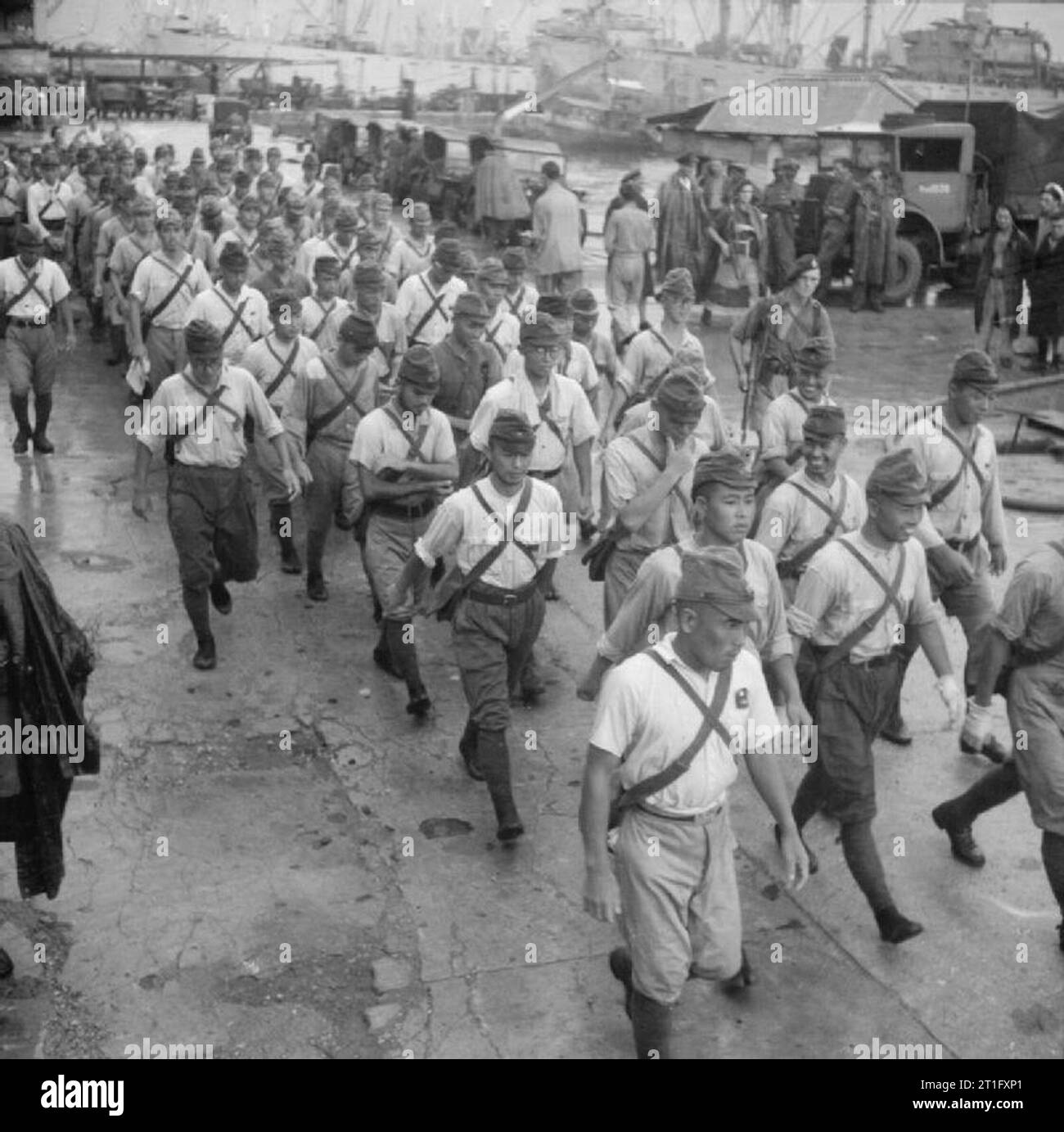 Im Fernen Osten, Singapur, Malaysia und Hong Kong 1939-1945 Befreiung und Rückführung - August 1945: Japanische Soldaten, Kriegsgefangene, marschierten in Hong Kong Docks zu arbeiten. Stockfoto