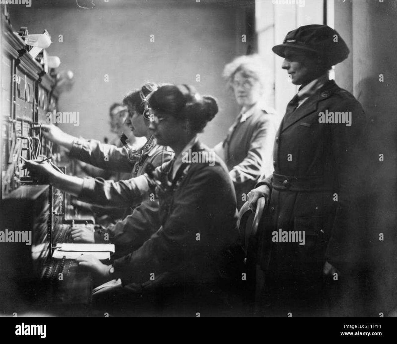 Olivenöl Edis; Iwm Fotograf der Leistungen der Frauen in Frankreich 1919 Queen Mary's Army Auxiliary Corps Betreiber von Miss Niedrig, stellvertretender Controller in einer Telefonzentrale in Le Havre, Frankreich, ca. 1919 begleitet. Stockfoto