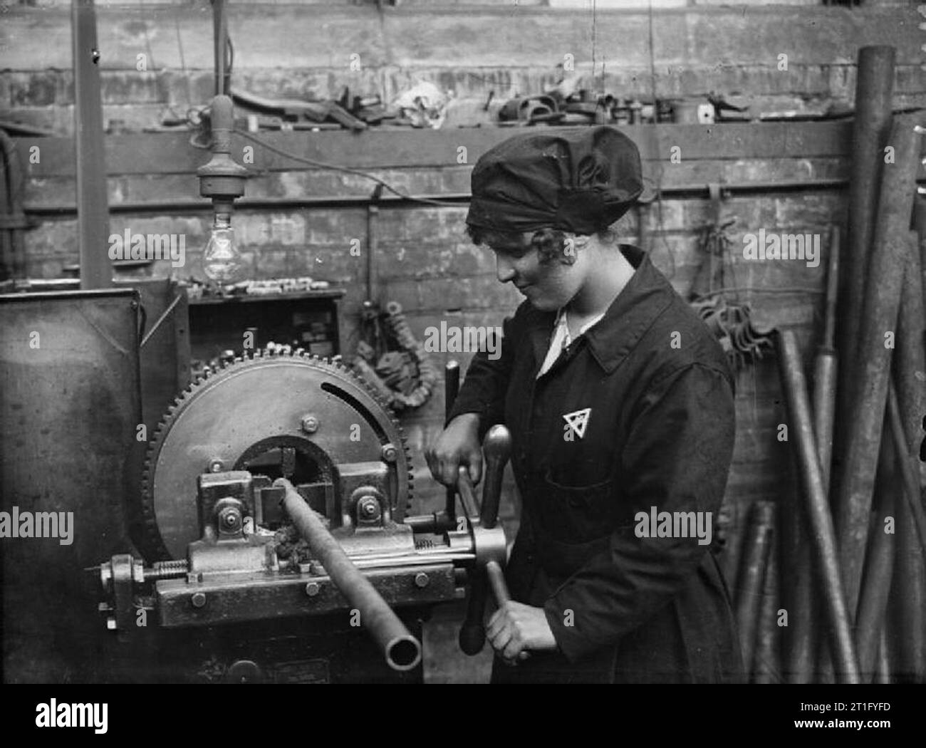 Schiffbau während des Ersten Weltkrieges eine Arbeiterin beim Bedienen von Maschinen im Schiffbau Werft von Armstrong Whitworth und Unternehmen auf Elswick, Newcastle upon Tyne, während des Ersten Weltkriegs. Stockfoto