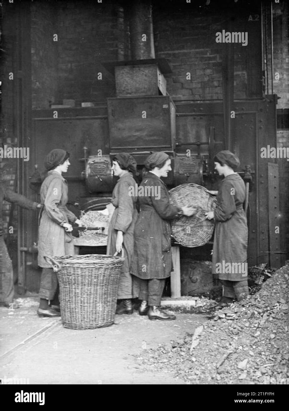 Schiffbau während des Ersten Weltkrieges weibliche Arbeitnehmer feed Öfen mit Holz Rückstand im Schiffbau Werft von Armstrong Whitworth und Unternehmen auf Elswick, Newcastle upon Tyne, während des Ersten Weltkriegs. Stockfoto