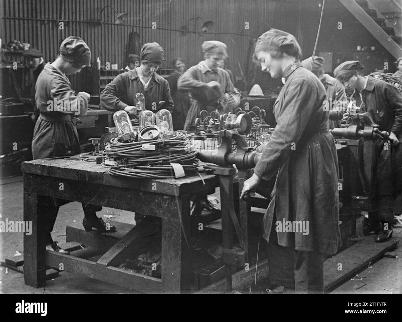 Schiffbau während des Ersten Weltkrieges weibliche Arbeitnehmer zusammenbauen Leuchten im Schiffbau Werft von Armstrong Whitworth und Unternehmen auf Elswick, Newcastle upon Tyne, während des Ersten Weltkriegs. Stockfoto