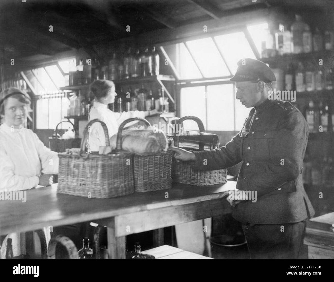 Olivenöl Edis; Iwm Fotograf der Leistungen der Frauen in Frankreich 1919 10 General Hospital. Allgemein VADs (Miss E. G. Taylor und Miss S. C. Taylor) Arbeiten in der Apotheke. Rouen. Stockfoto