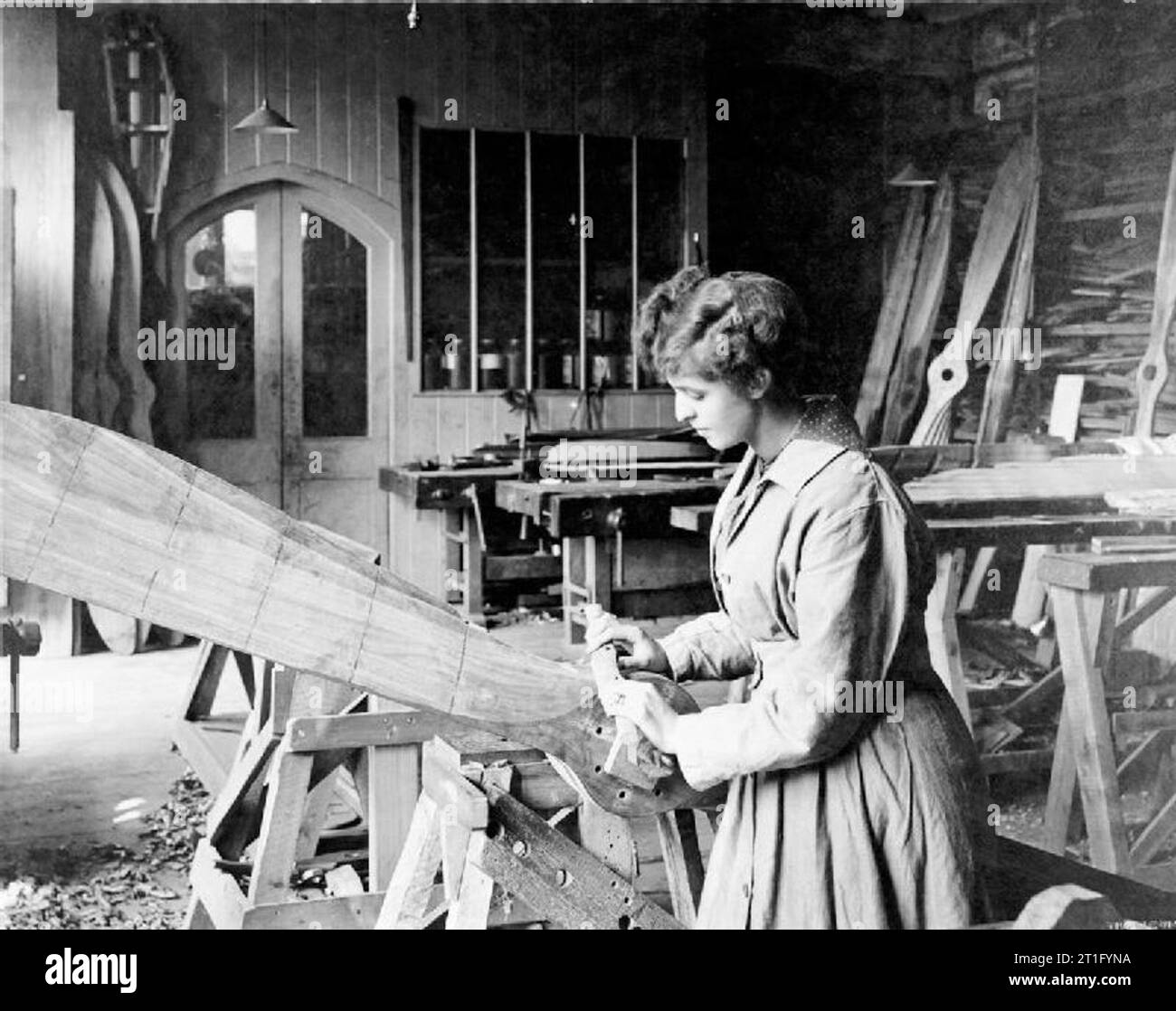 Frauen bei der Arbeit während des Ersten Weltkrieges eine Frau Krieg Arbeiter formen eine hölzerne Propeller auf der Aircraft Factory von Frederick Tibbenham Ltd, Ipswich. Stockfoto