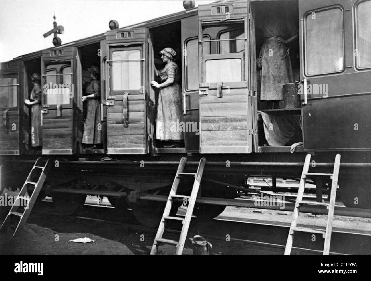 Frauen bei der Arbeit während des Ersten Weltkrieges weiblichen Reiniger bei der Arbeit in den Waggons der Züge der Lancashire und Yorkshire Railway, Manchester. Stockfoto