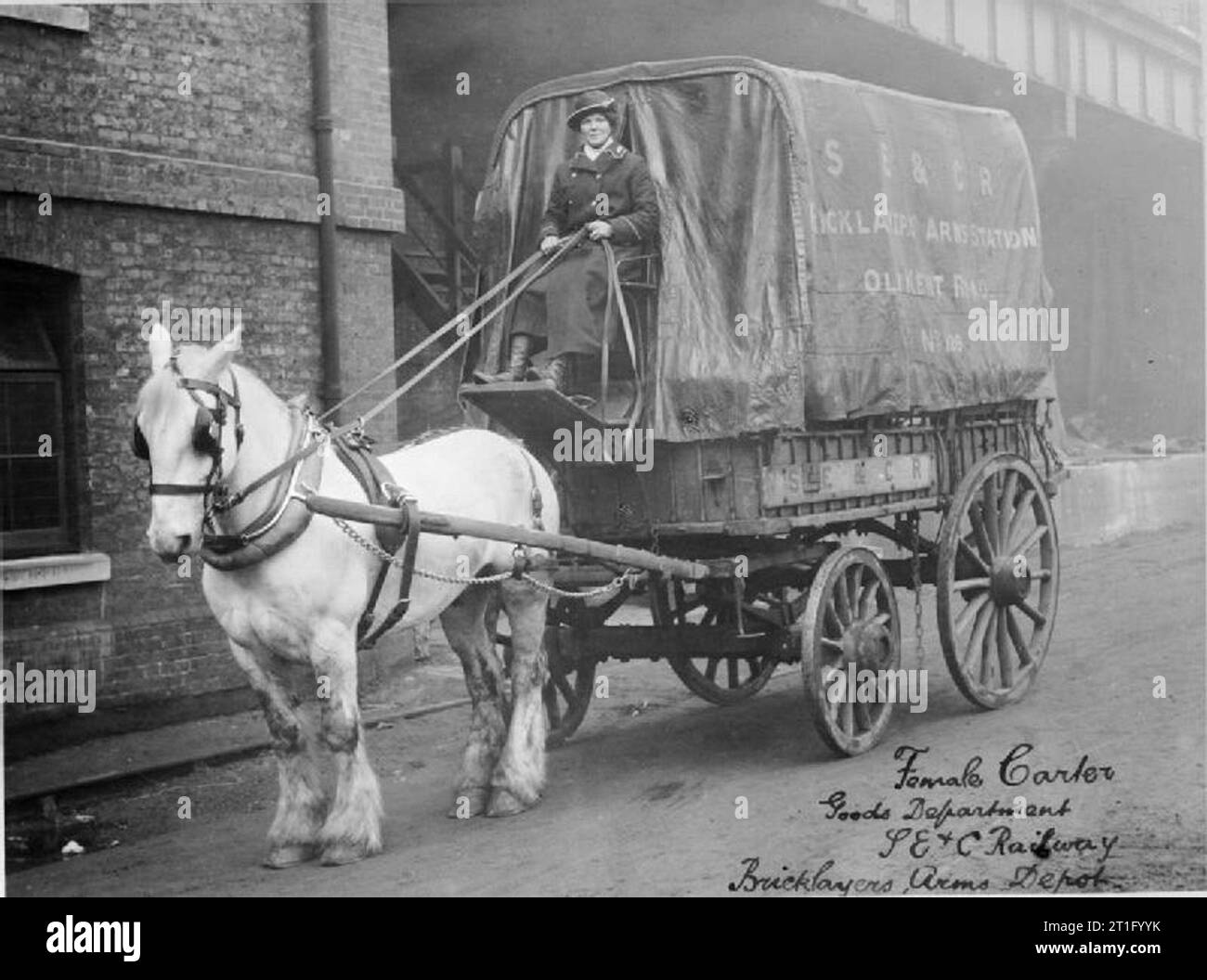 Frauen im Ersten Weltkrieg Industrie, Verkehr und Landwirtschaft: eine Frau, die durch den Süden Osten und Chatham Eisenbahngesellschaft als Carter, in ihrem Depot bei der Maurer Waffen in der Old Kent Road, London beschäftigt. Stockfoto