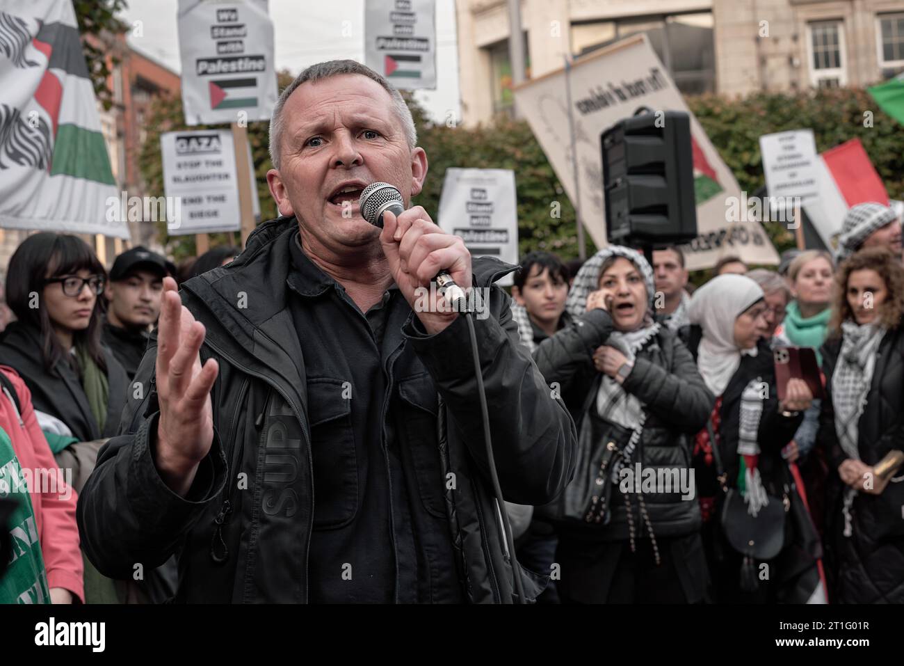 Dublin, Irland. Oktober 2023. Richard Boyd Barrett, ein People Before Profit-Politiker, spricht über einen Protest zur Unterstützung der Palästinenser. Der zweite Tag der propalästinensischen Proteste in Dublin. Hunderte von Menschen marschierten vom Turm zur O'Connell-Brücke in Solidarität mit Palästina. Gruppen wie People Before Profit, Trinity BDS Movement und IPSC (Irland-Palästina-Solidaritätsbewegung) nahmen ebenfalls Teil, um ihre Solidarität zu zeigen. Quelle: SOPA Images Limited/Alamy Live News Stockfoto