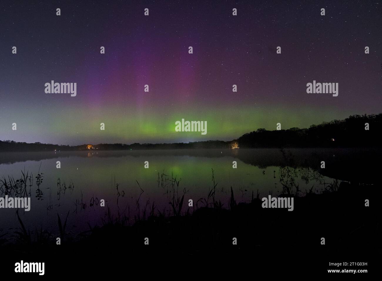 Nordlichterspiegelung auf einem See in Minnesota, USA Stockfoto