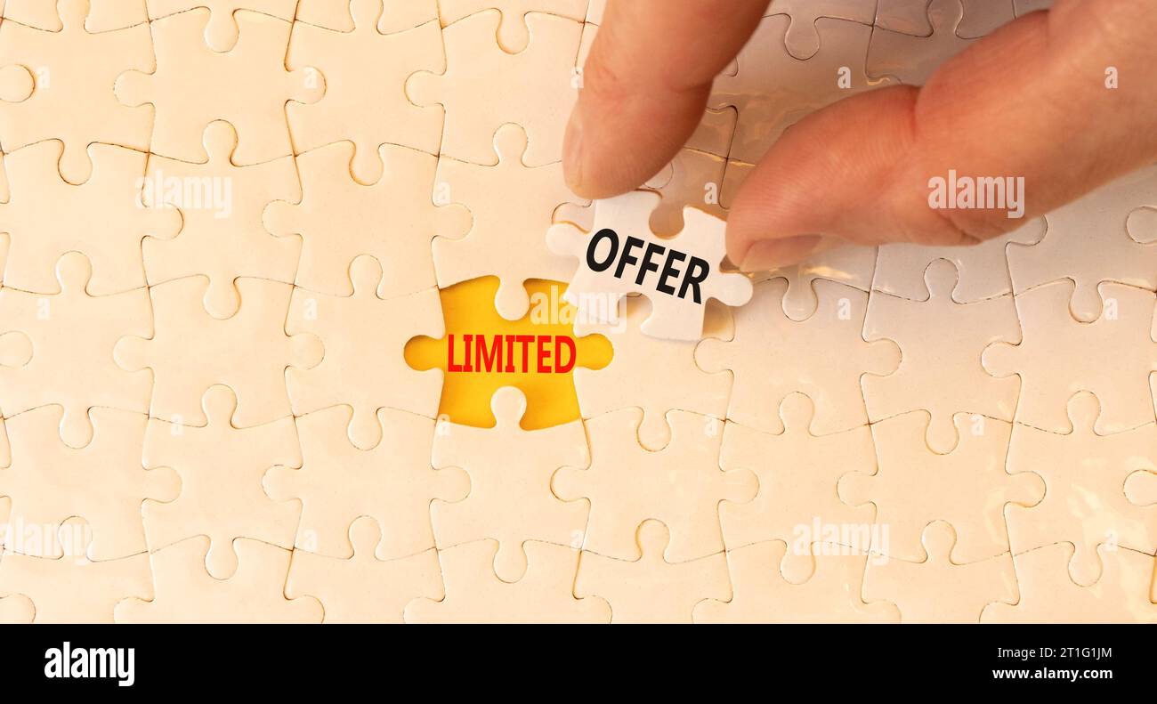 Symbol für begrenztes Angebot. Concept Words begrenztes Angebot für schönes weißes Puzzle. Schöner gelber Hintergrund. Geschäftsmann Hand. Unternehmensmarketing, Stockfoto